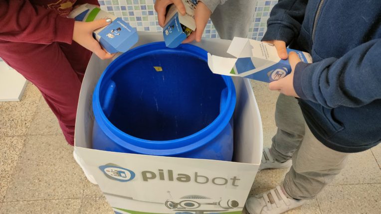 O alumnado leva as pilas usadas da casa para depositalas no contedor de Pilabot que hai no seu centro educativo
